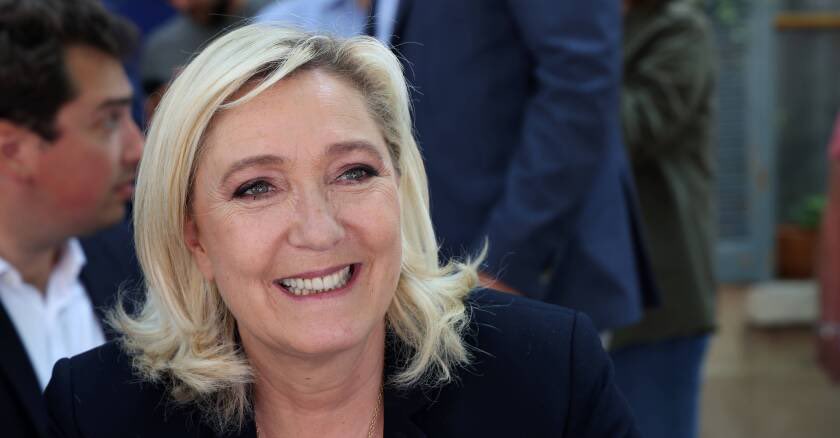 GossipRoomOff's tweet image. 🚨 Marine Le Pen propose que tous les casseurs soient condamnés à payer l'intégralité de ce qu'ils détruisent :

"Tu détruis un abribus à 5000 euros, tu paies. Tu détruis un bâtiment historique à 10 millions, et bien tu es condamné à 10 millions. Et si ils n’ont pas les moyens,…