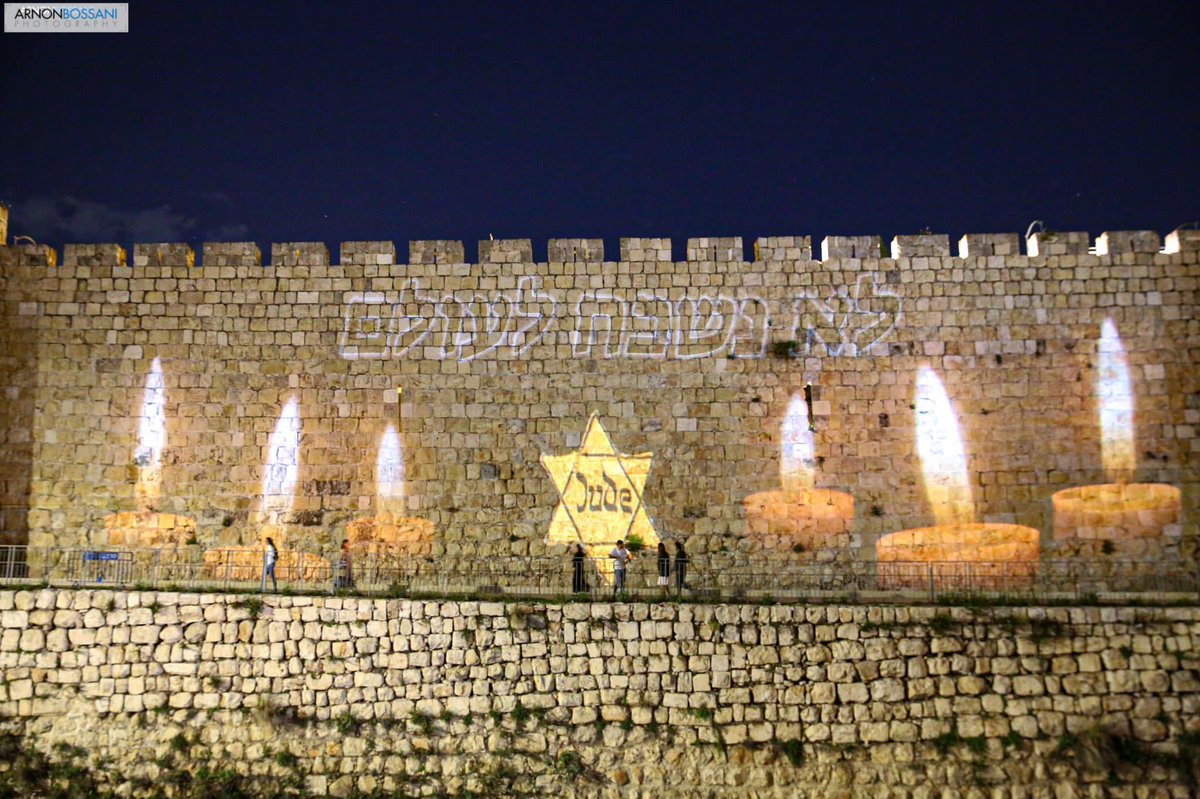 Jerusalén, la eterna capital de nuestro pueblo, se ilumina para recordar a los seis millones de judíos asesinados en el Holocausto. Que su recuerdo sea una bendición. 📷 #NuncaMás es ahora. 📷 Arnon Bossani