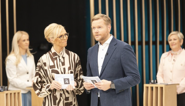 Vinsælasta dagskrárefnið í sjónvarpi í síðustu viku voru kappræður forsetaframbjóðenda á RÚV.  Samkvæmt bráðabirgðatölum horfðu 43% landsmanna á útsendinguna.  Spurningar frambjóðenda sín á milli fengu mesta áhorfið! #ruv #Forsetakosningar