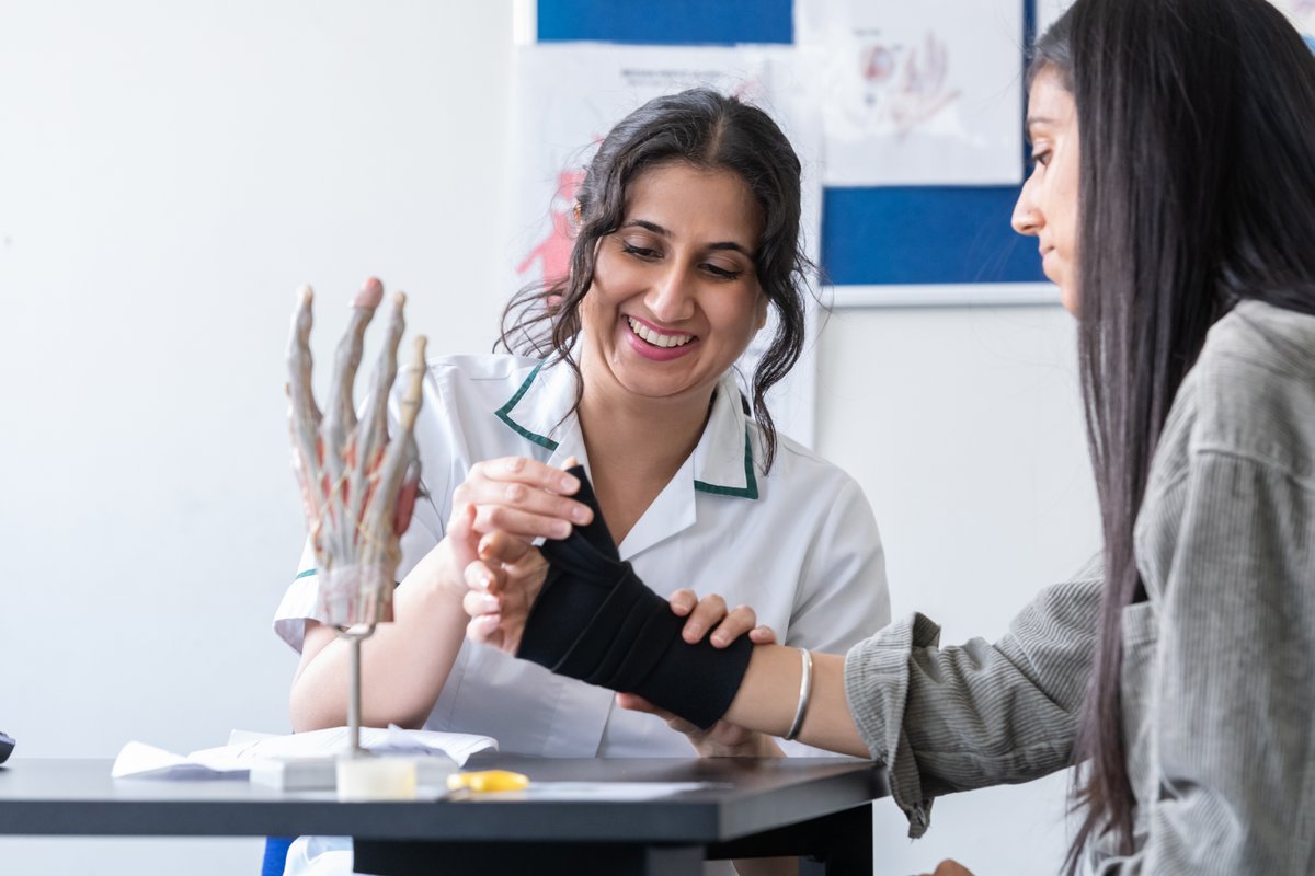 We are looking for a highly specialist occupational therapist with previous experience working in trauma, orthopaedic, vascular surgery, plastic and general surgery to join us!

Interested? Apply now ➡️ imperial.nhs.uk/careers/search…

#OccupationalTherapist #WeAreTheNHS