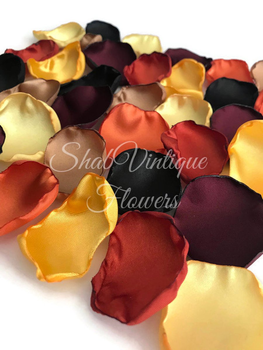 Fall Sunflower Wedding Decor - Flower Petals dlvr.it/T6VCmM #weddings #bridalshower #weddingaisledecor #bridetobe2024 #bohovibes #weddinginspo #bohowedding #bridal