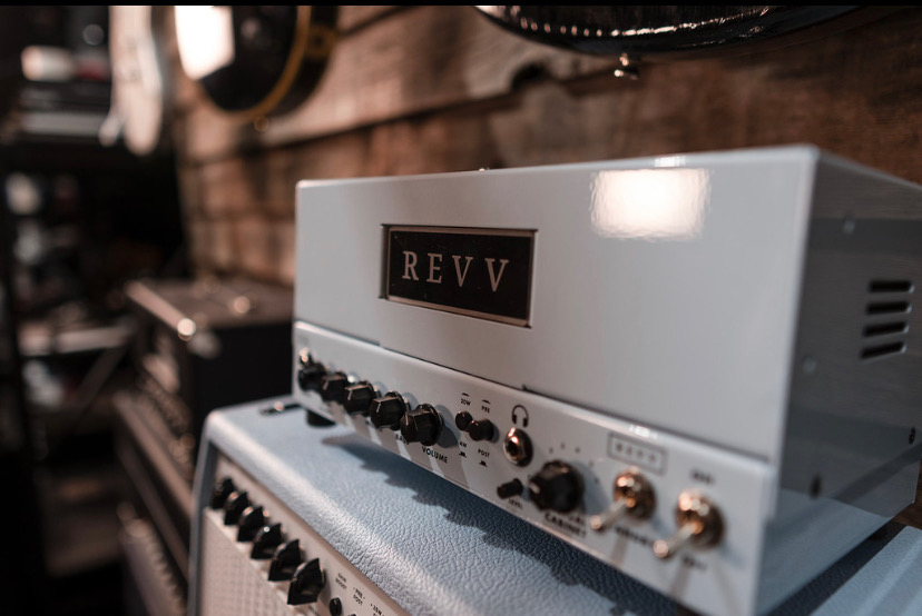 🔷 What are you choosing, D20 head or D25 combo? 🔷

📸: Rollan Temporosa Photography

---

#revv #revvamps #guitaramps #comboamp #rigsofdoom #gearybusey