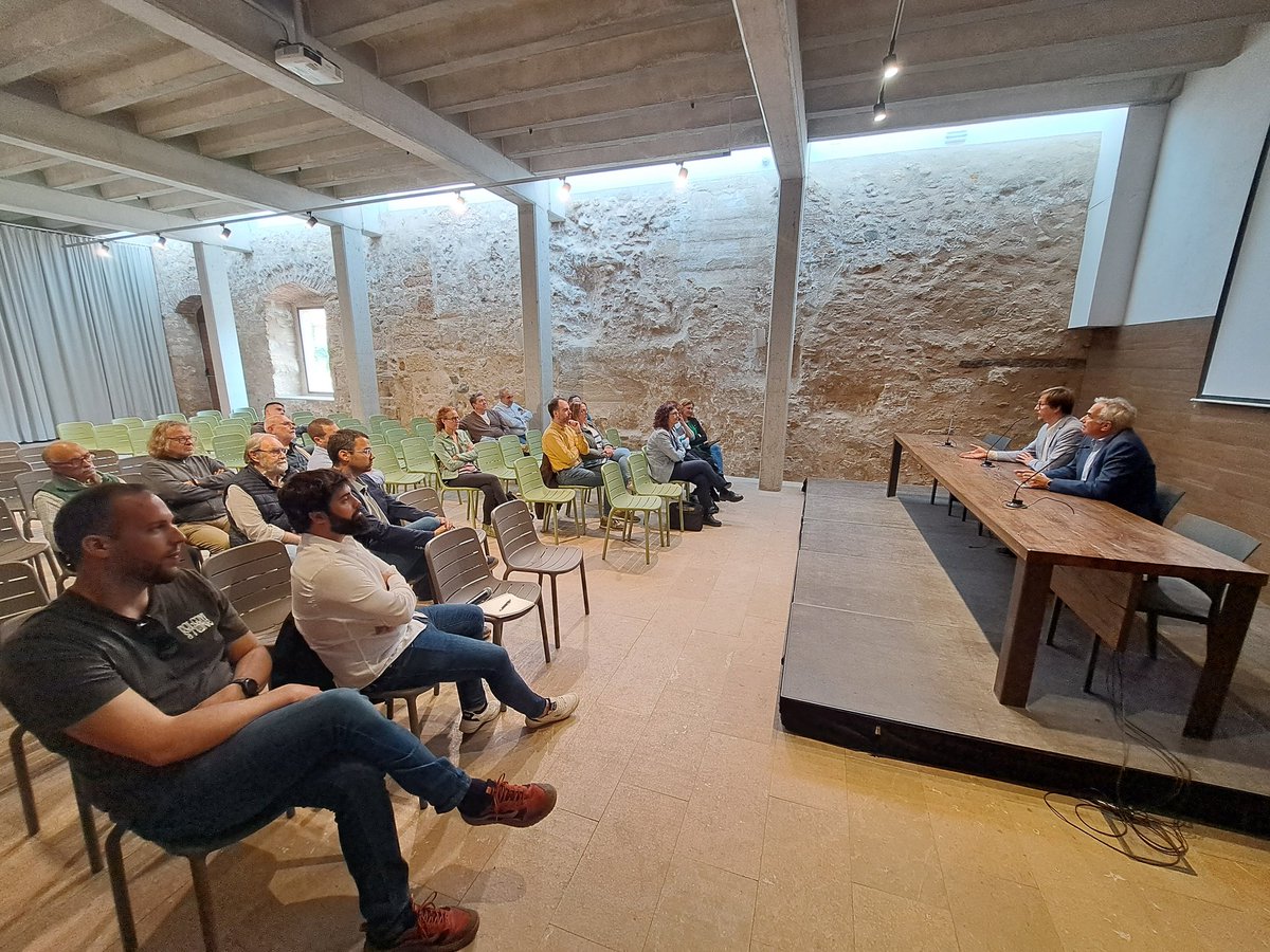 El delegat del Govern @angelxifre i el director general de polítiques Ambientals d' @accioclimatica presenten els resultats del procés participatiu pel futur Parc Natural de les Muntanyes de Prades. S'han recollit prop de 700 propostes d'entitats i institucions del territori