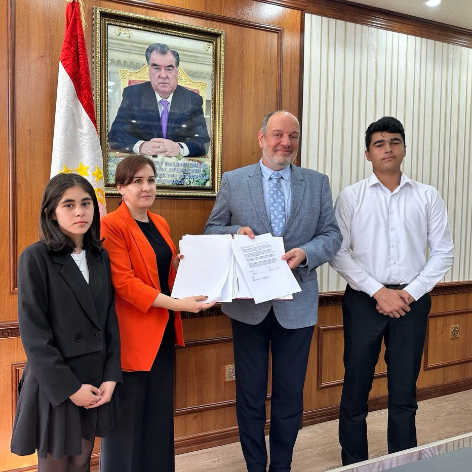 📝#Tajikistan signs the Declaration on Children, Youth and Climate Action! 

The country becomes the 3rd in #CentralAsia to make a historic commitment to accelerate #inclusive #climate policies & actions that prioritise the well-being of #children & #youth at the national level.