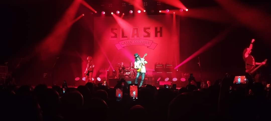 The boss in Paris 1 week ago! 🤘🎩🤘

This pic is so cool!

📸: Gilles Vernay

#Slash @All_about_SLASH @EmaEmaRock @SlashArmy_BR @TheAFDPodcast @SlashArmy_PAC @gunsnroses2016 @slasharmystoke @slashmyantidote @SlashArmyAUT @SlashFansNJ @slashsydney @IrelandArmy