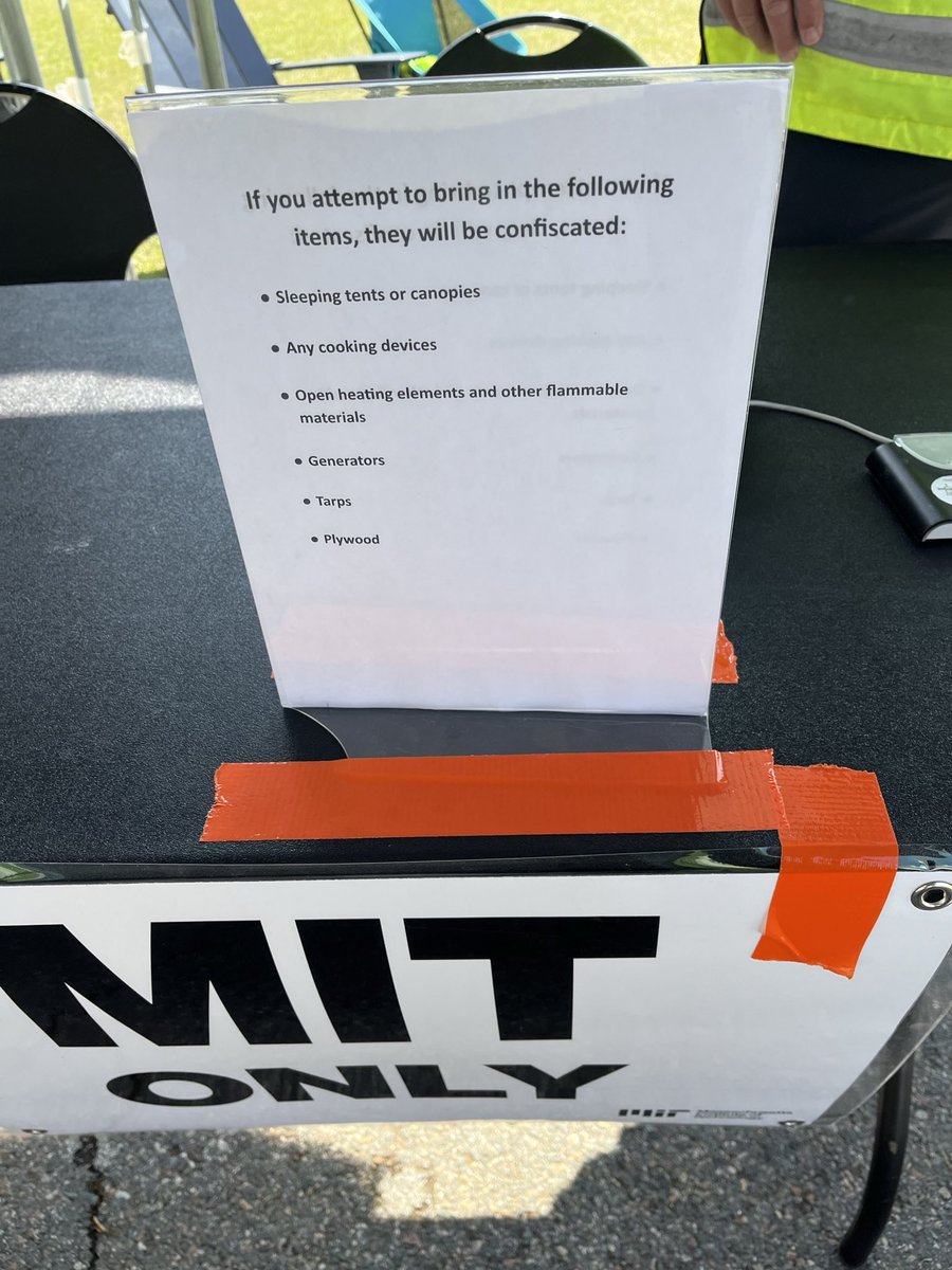 In the morning when the Zionist entity begins to bombard Rafah and call for its evacuation, MIT police besieges SAGE with tall, covered barricades, and establishes a checkpoint. Only MIT ID holders are allowed in, and the checkpoint is complete with a list of banned items.