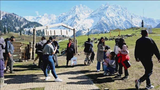 Experience the allure of #Sonamarg as it gracefully transitions from winter's chill to spring's warmth! Thrilling activities and panoramic views beckon, capturing hearts of visitors. Cheers to #Kashmir's timeless charm, drawing in a wave of tourists to its paradise! 🌞❄️