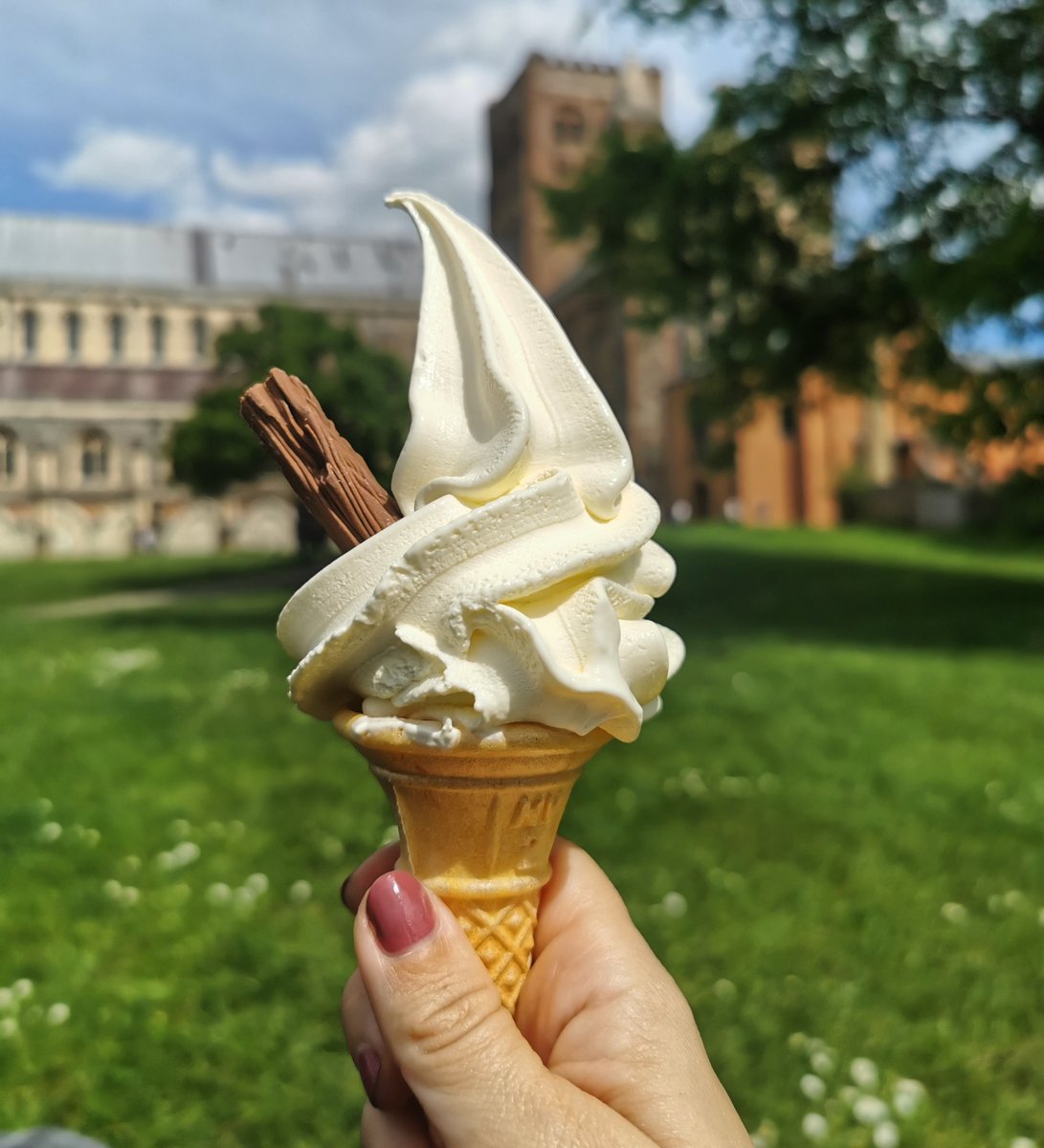 Last minute trip to the UK for a funeral. Whilst the day was sad, it was good to connect with family and share memories. I'm heading back but I thought I would share this very spring British photo of a 99 outside the cathedral and it wasn't raining 😅