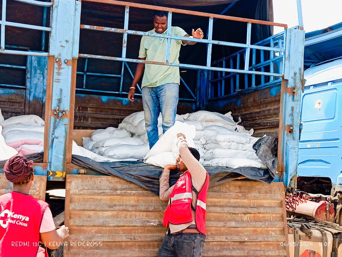 Today, we distributed food to 550 households affected by the ongoing floods and camping at Hyuga Girls Primary School in Garissa. Other essential items such as jerricans, soap and household water treatment chemicals were also handed out, thanks to @UNICEFKenya. Garissa County