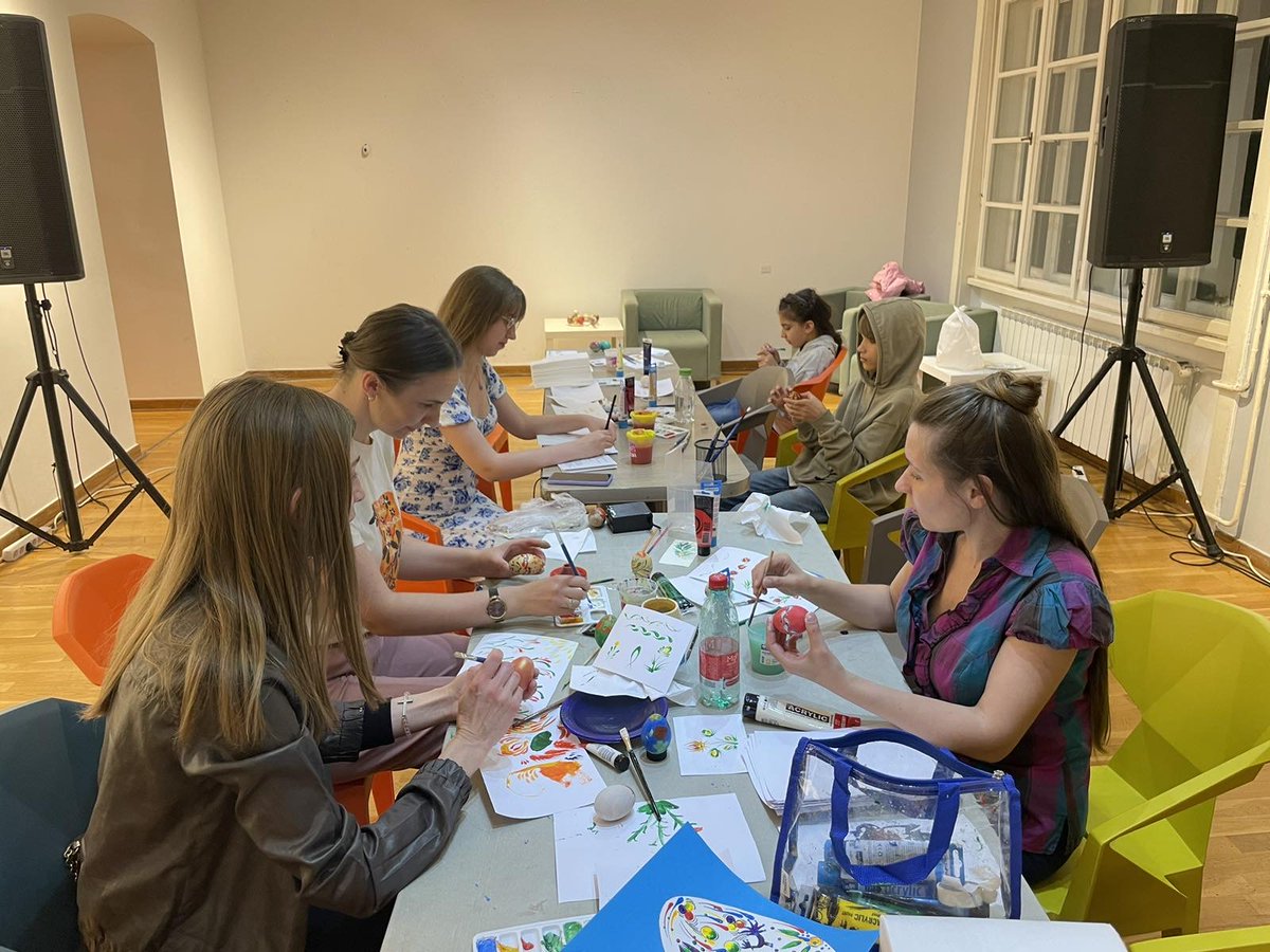 The holiday season is about gathering with loved ones & creating new memories. Sharing traditions with @Refugees unites us. At our Petrykivka workshop, we painted Easter eggs symbolizing courage, #HOPE & new beginnings. Happy Easter! 🎨🌳🌸🐓