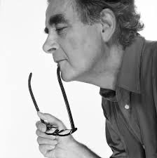 Merci Bernard Pivot de nous avoir fait tant aimé les livres 🖤🖤. Vous nous avez fait rire, pleuré, ému au diapason de vos lectures. Un immense merci 🙏