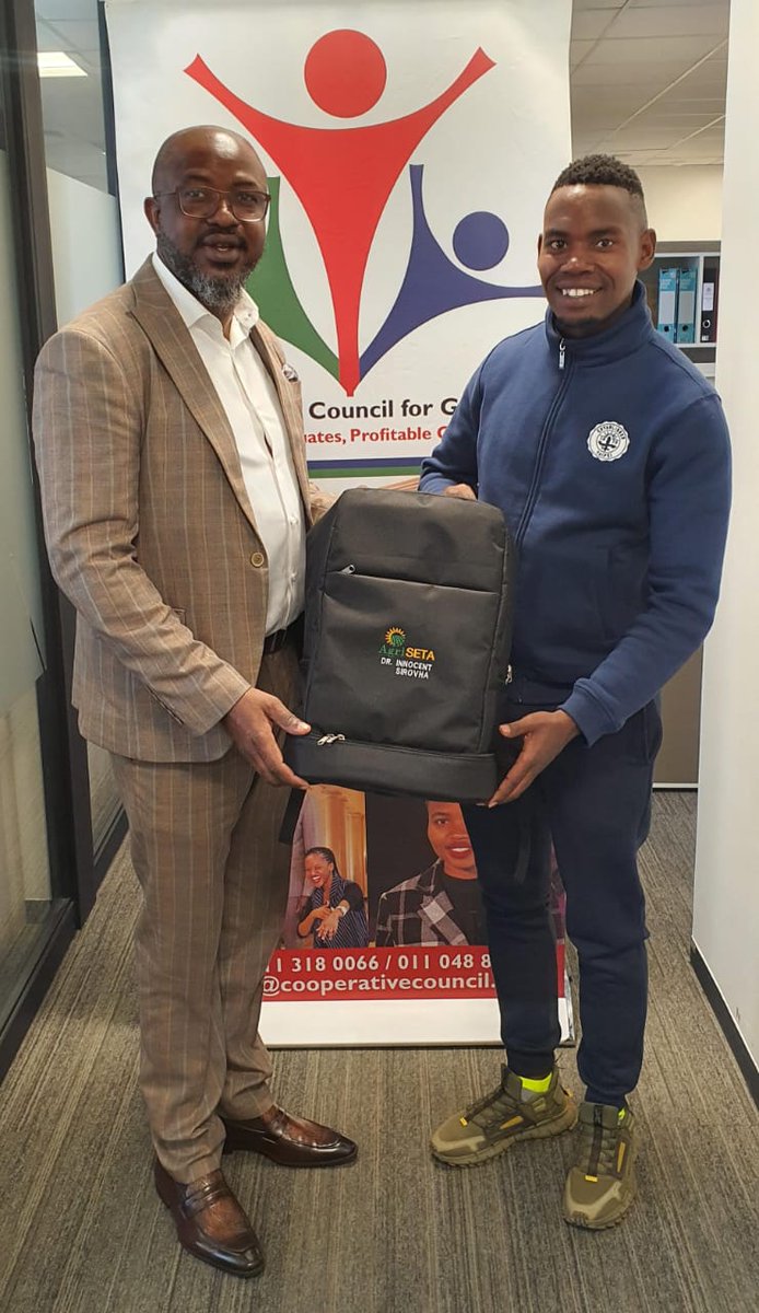 Gift bag for Dr Sirovha, CEO of the Agriseta. Bags produced by the unemployed graduates with support of the SACGRA. Mr. Bongani Sekantse presents to Mr. Maqubela.
#sacgra #youngentrepreneur #Ecostitch