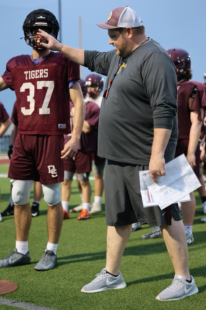 THE DRIPPING SPRINGS TIGERS AND COACHES WORKING HARD AND GIVING EVERYTHING THEY HAVE HERE AT TIGER 24 SPRING BALL. @CoachGZimmerman @CoachStancik @A_Pena4 @ben_reid31 @DerekDaniel03 @DripFB