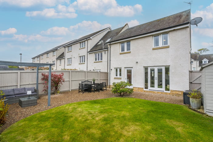 Don't miss this stunning 4-bed detached family home in Eskbank! Featuring a spacious open-plan kitchen/living area, stylish decor, and beautiful garden views. With excellent transport links, this is the perfect place to call home. 🏡✨ 

mov8realestate.com/property/saint…