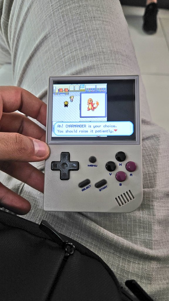 İlk kez Pokemon oynuyorum, Charmander'i seçicem çünkü en cool gözüzeken o