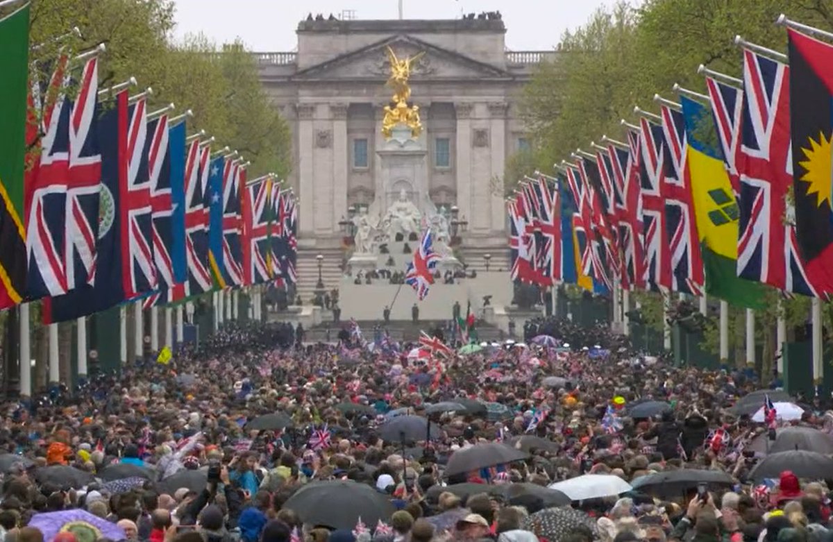 Huge crowds gathered at Buckingham Palace to see the newly crowned King and Queen after the #Coronation