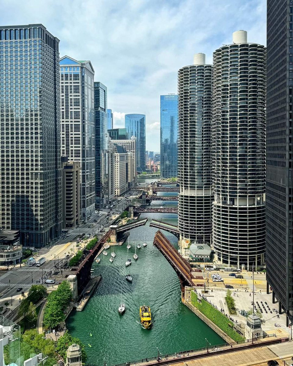 Chicago 🇺🇲 
More boats are coming in ☀️⛵️🌉

📸 @jennylichao

#conexaoamerica 
#chicago #igerchicago #choosechicago #secretchicago #onlyinchicago #enjoyillinois #bridgerise #chicagogram #chitecture #thingstodoinchicago #chicagophotographer #chicagoblogger #epicchicago