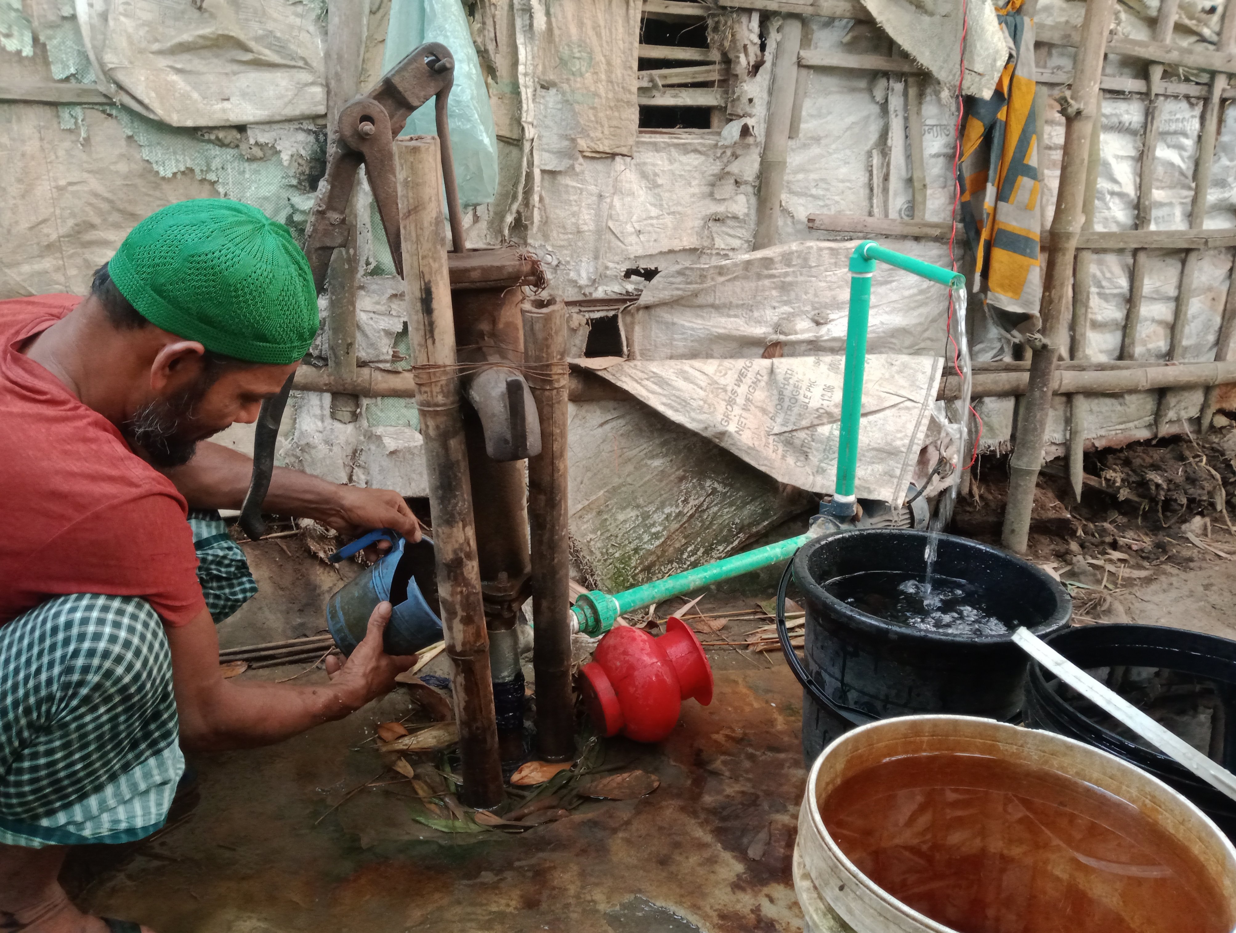 পানির অভাবে দিনে একবেলা রান্না করতে পারি