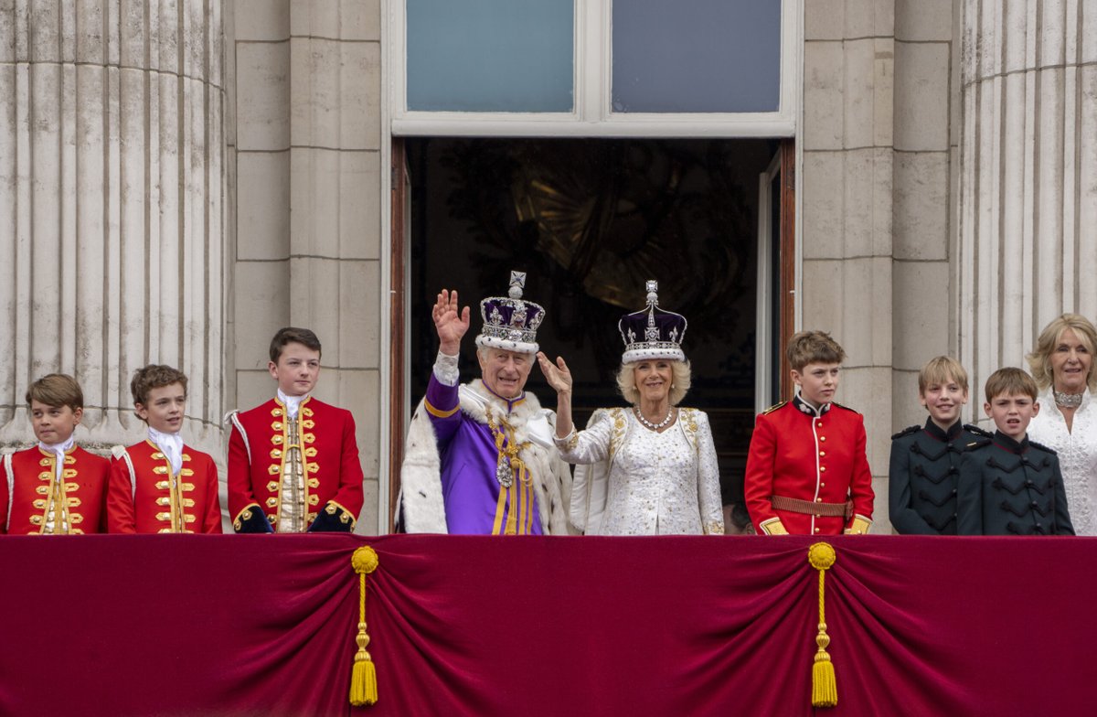 The moment the crowds had waited for on #CoronationDay as King Charles and Queen Camilla appear on the Buckingham Palace balcony