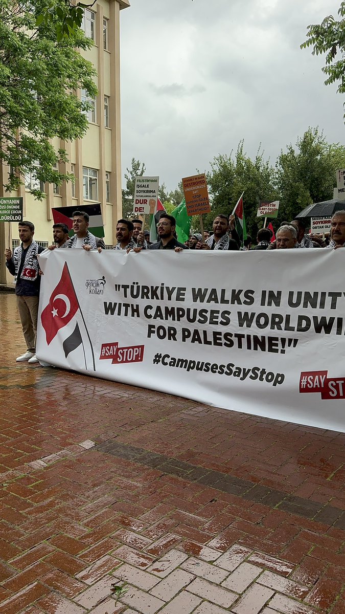 ToremisogluAli's tweet photo. 📍 Gaziantep Üniversitesi 

“Tüm dünyadaki kampüsler ile birlikte bizler de Filistin için yürüyoruz!” 🇵🇸 🇹🇷

"From the River to the Sea
Palestine Will be Free"🇵🇸
                    •
"Nehirden denize
Filistin özgür olacak"🇹🇷

#FreePalestine
#CampusesSayStop https://t.co/MI7OD7b5Sl