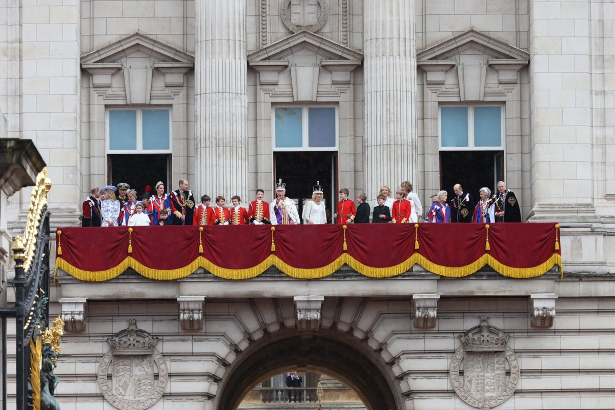 The Royal Family greeted the thousands waiting for them in the Mall on #CoronationDay