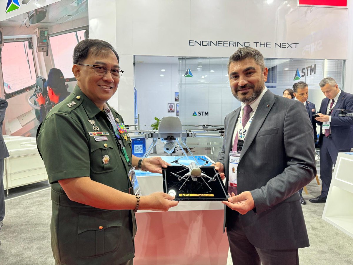 Malaysia, Philippines and Bangladesh delegations visited our booth at #DSA2024 exhibition to learn more about our naval engineering solutions and tactical mini UAV systems. 🇲🇾🇵🇭🇧🇩🇹🇷 #ADAClass #KARGU #STM500 📍Hall: 2 Booth: 2100M 🗓️6-9 May 2024 🌏MITEC/ Kuala Lumpur/ Malaysia