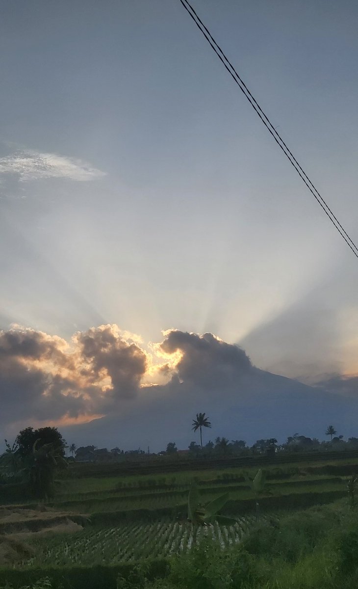 @gilbhas View Gunung Ciremai diambil dari Kuningan, Jawa Barat Mas Gilbhas 🙏