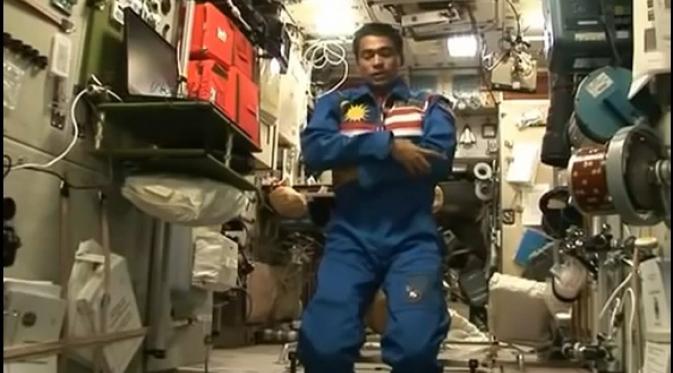 Buku 'Panduan Cara Beribadah di Stesen Angkasa Lepas Antarabangsa' ni jelaskan perkara seperti cara solat dalam keadaan mikrograviti, cara tentukan arah kiblat dari ISS dan isu-isu berkaitan berpuasa di ISS.