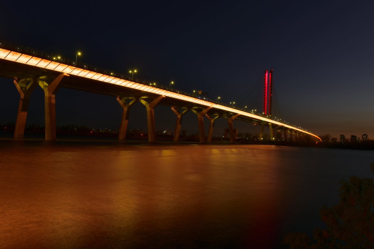 Hier soir, le #PontSamuelDeChamplain était illuminé en rouge et or pour célébrer le Mois du patrimoine asiatique et souligner les contributions des Canadiens d’origine asiatique à l’histoire et à la prospérité de notre pays. #PontChamplain #MPA2024