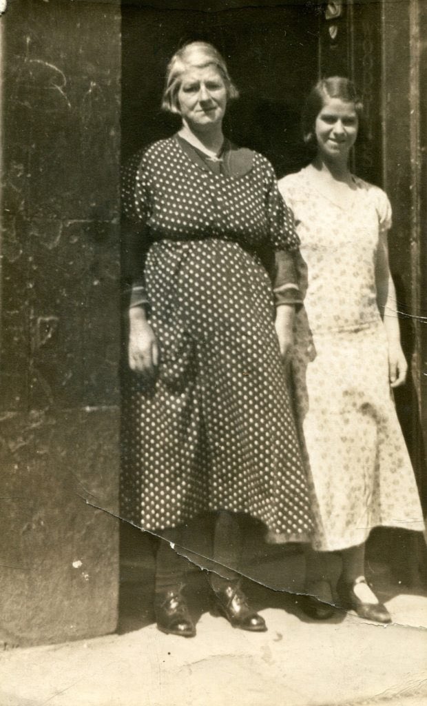 Join John at 1300 in The Wee Museum at @Ocean_Terminal tomorrow (Tues) for a slideshow of old #Edinburgh pictures & reminiscence session with tea, biscuits & chat! Jane Haswell with her daughter Louise in the Canongate 1935. Jane Haswell is the mother of Willie Haswell (b.1921)