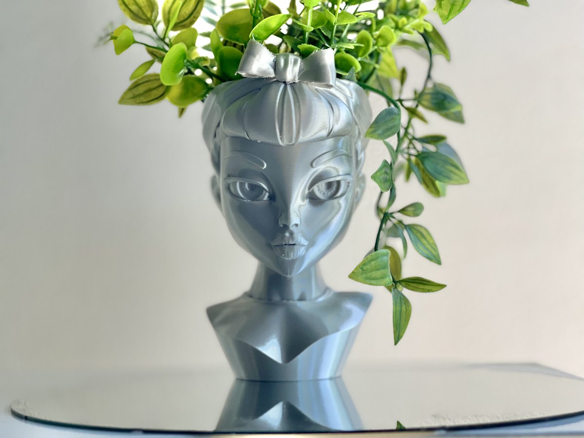👧 RETRO GIRL FLOWER POT ➡️ 3D model: cults3d.com/:1973995 💡 Designed by @oasis3dlab @cults3d #3dPrinting