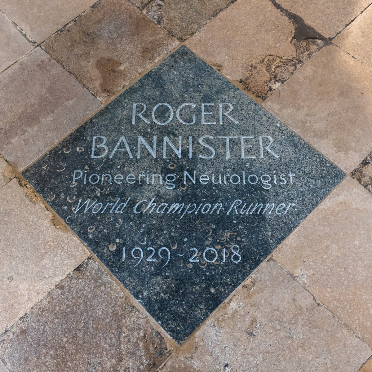 70 years ago today, Roger Bannister became the first man to run a mile in under four minutes. Sir Roger went on to become a distinguished neurologist, and is remembered for his achievements with this memorial stone in the Abbey. westminster-abbey.org/abbey-commemor… #OnThisDay #4MinuteMile