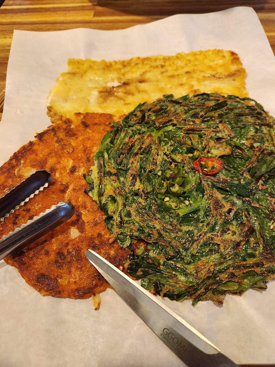 openin7's tweet image. 부침개에 막걸리 먹고 나 지금 취했다..
맞은편에 앉은 사랑하는 이의 얘기를 들으며 옳고그름을 따지지않고 맞장구쳐서 기분좋게 만들 수 있게 되기까지 20년이 걸렸어
#사회화된T