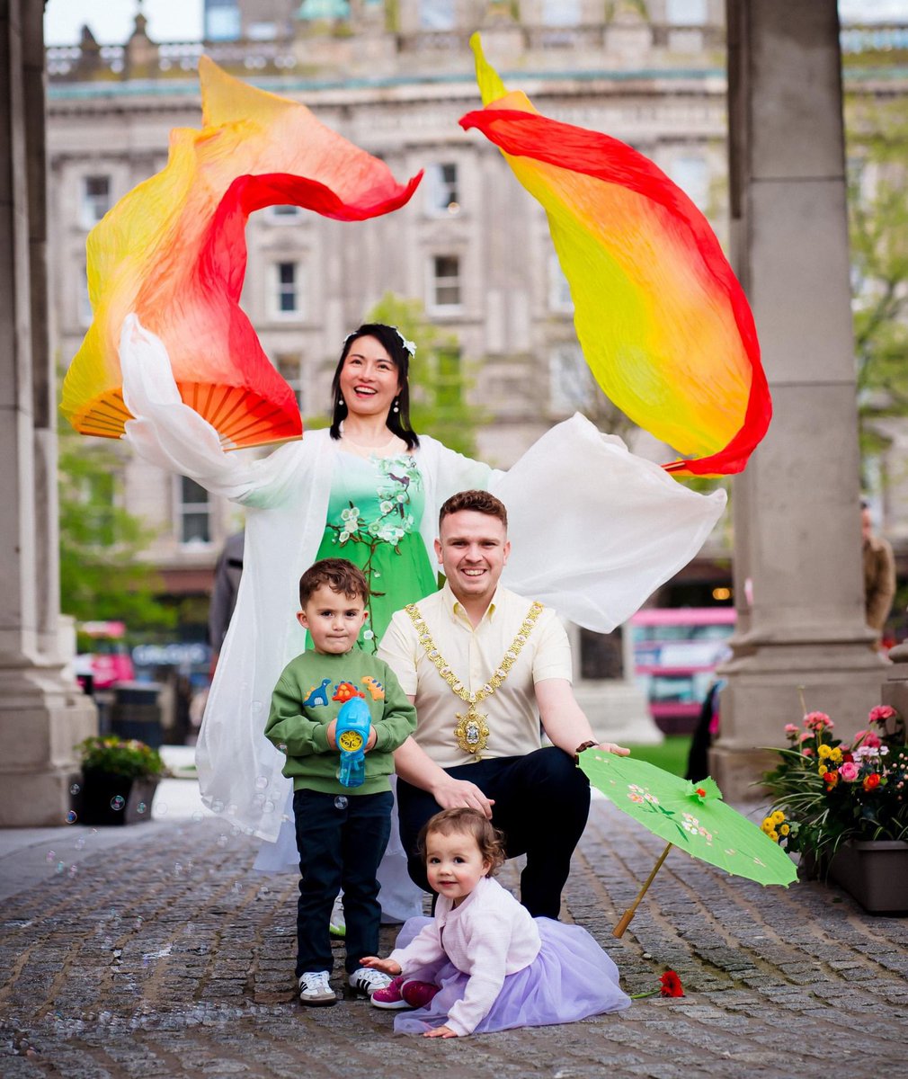 City Hall will be packed with free family fun activities on Sat 18 May! ✨Lord Mayor's Day @cllrryanmurphy ✨12pm-5pm 👧Little Amal 🤸walkabout performers 🌸flower inspired arts & crafts 🎨face-painting 🎪live circus belfastcity.gov.uk/lordmayorsday