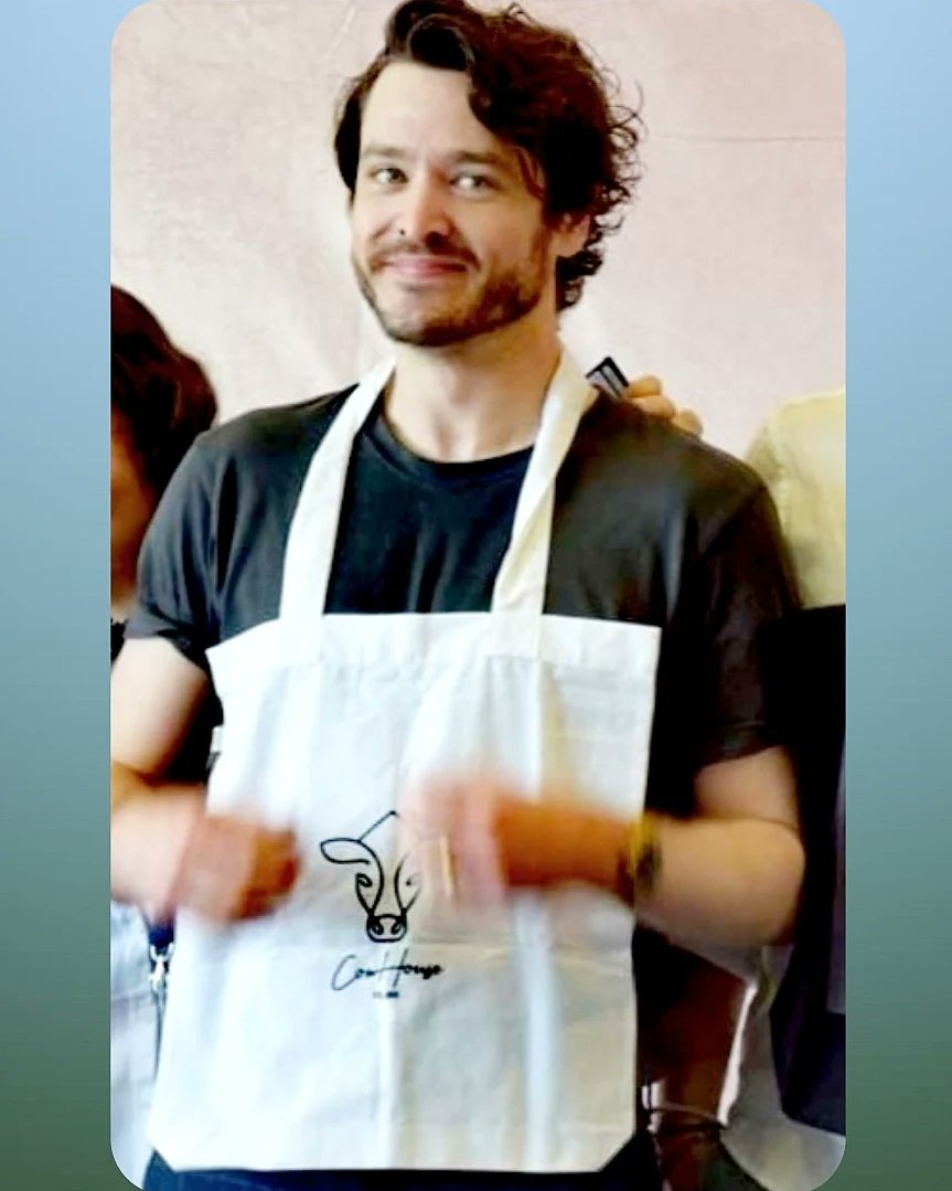 @cowhousefilms 🐄🏠🎥 vibes in #Napoli 🇮🇹
Exactly 1 year after @vlavla himself MOOdelled the tote bag.
What a moment. Time flies. The epicness stays 💯
Check the shop, the YT channel, the @CVTPodcast, the news coming and enjoy the general beauty.
#AlexanderVlahos #CowHouseFilms
