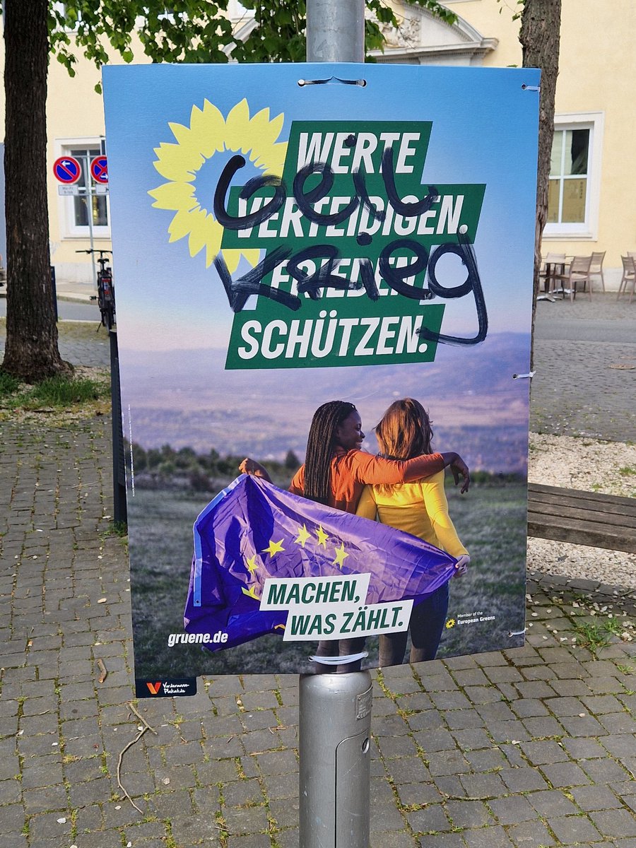 In Braunschweig hat jemand ein Grünen-Plakat um eine wichtige Information ergänzt 🎯: