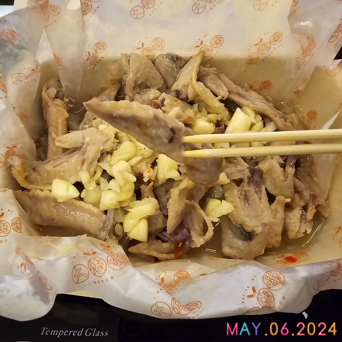 一整盒蒜到爆的雞翼爪尖，打開來味道好像蒜頭青蛙湯啊！
#midnightgourmet
#my365