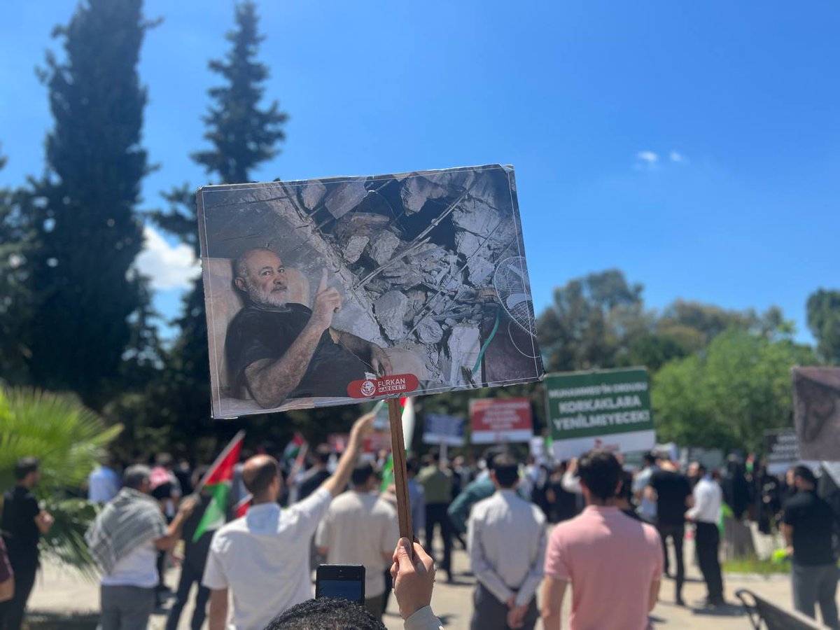 İNTİFADA ÜNİVERSİTEDE 🇵🇸 Çukurova Üniversitesi'nde Okuyan Furkan Hareketi mensupları Filistinli kardeşlerimiz için basın açıklaması tertiplediler. FilistinYürüyüşü Çukurovada #StandUpForPalestine