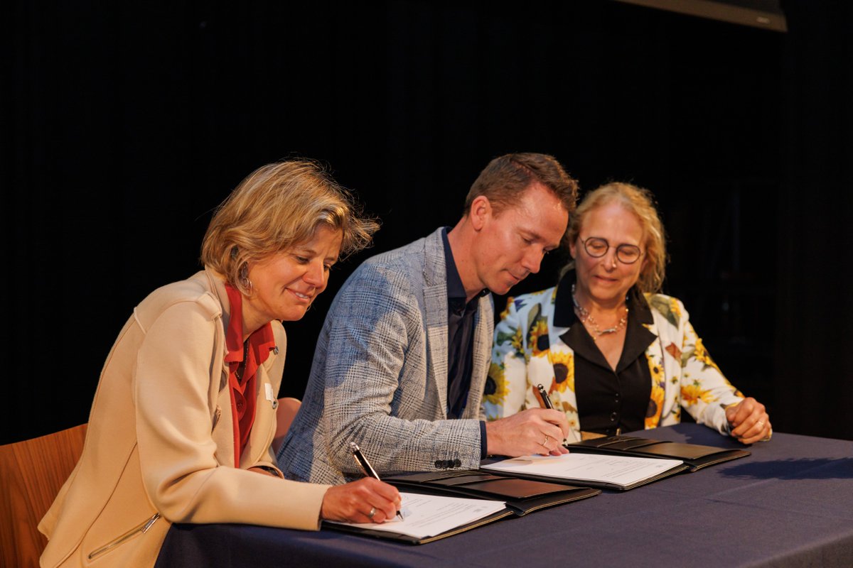 New management agreement 2024-2028 signed today by Flemish Minister @jobrouns1, Ingrid Vanden Berghe, Chair of the Board of Directors of VITO, and Inge Neven, CEO of VITO. Press release: vito.be/en/news/manage… #beheersovereenkomst