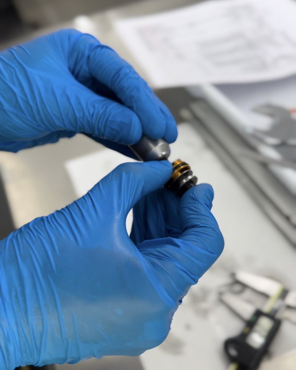 andreanimhs's tweet image. 📸🏍️ ¡Momentos de nuestro meticuloso Racing Service en el FIM JuniorGP de Estoril este fin de semana! 🏁

#JuniorGP #amortiguate #andreanimhs #ohlins #racing #suspensiones