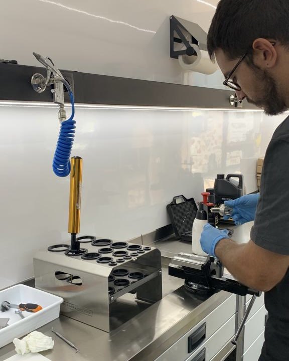 andreanimhs's tweet image. 📸🏍️ ¡Momentos de nuestro meticuloso Racing Service en el FIM JuniorGP de Estoril este fin de semana! 🏁

#JuniorGP #amortiguate #andreanimhs #ohlins #racing #suspensiones