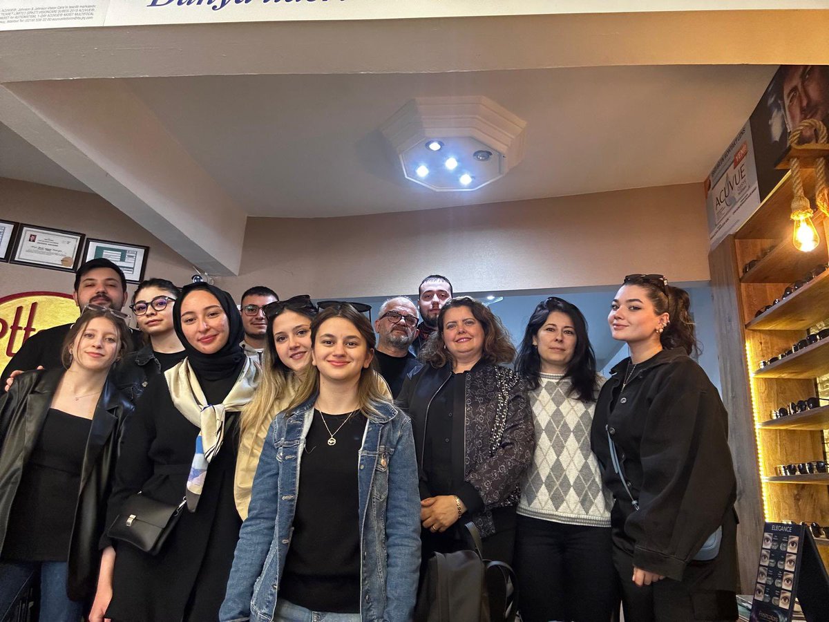 BAUSHMYO's tweet photo. BAUSHMYO Optisyenlik Programı öğrencilerimiz Optisyenlik Uygulamaları dersini, hocaları Sayın Osman Keleş refakatı ile bir mağazada gerçekleştiriyorlar. https://t.co/Ht3q9s39Pc