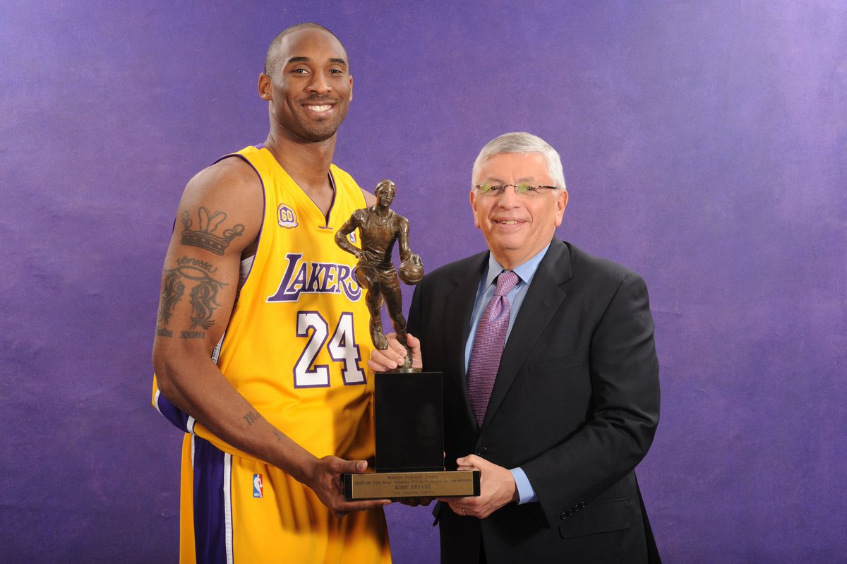 Un día como hoy, hace 16 años, Kobe Bryant ganaba su único MVP de la temporada: Sus promedios fueron: 28,3 puntos 6,3 rebotes 5,4 asistencias