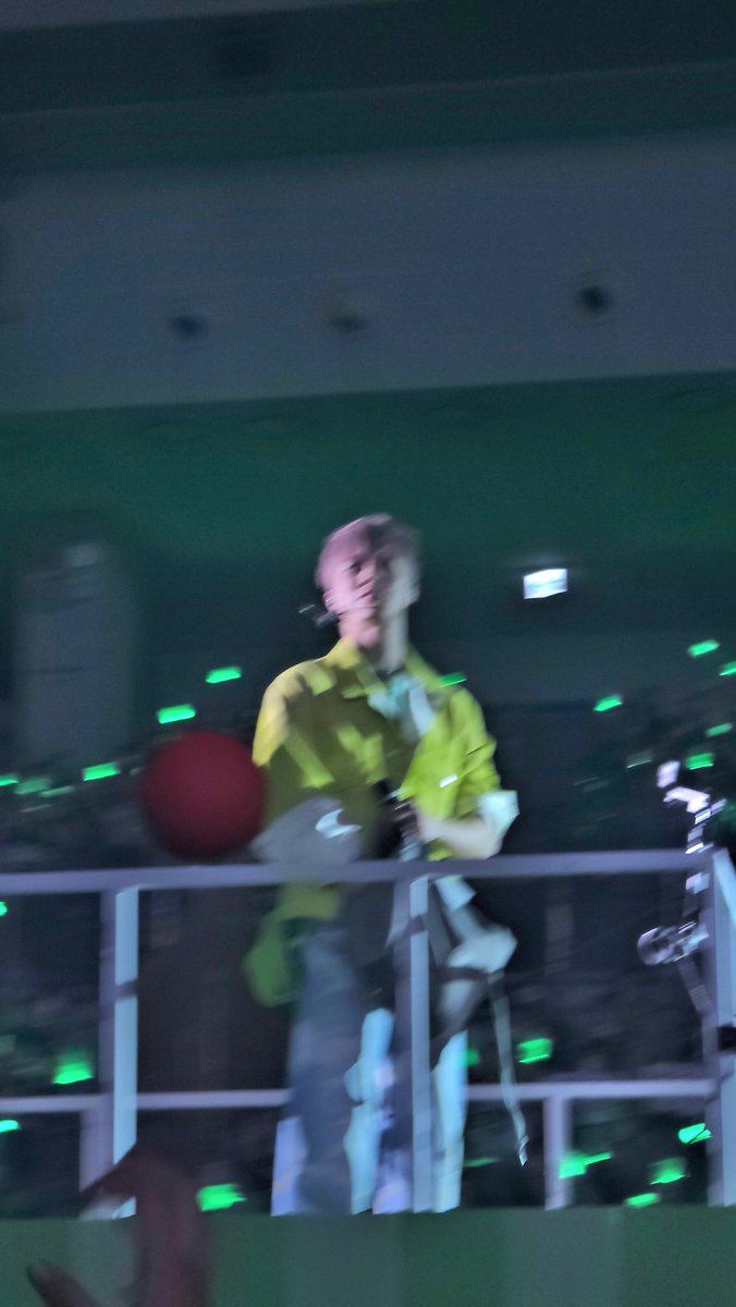 사진 정리하다가 웃긴 사진 발견함...
날아오는 싸인볼이 너무 잘 찍혔어 (　＾∀＾)