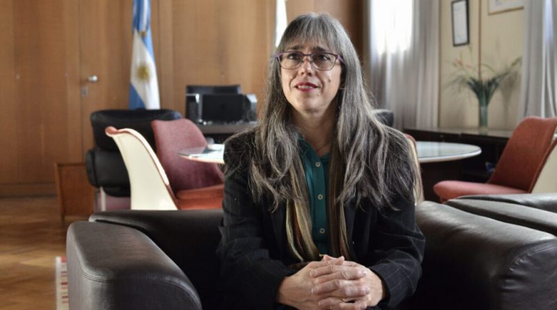 Adriana Serquis renunció a la presidencia de la @CNEA_Arg . La prestigiosa investigadora se fue denunciando el desmantelamiento del sector por parte de la administración libertaria. El Gobierno designó en su lugar al ex rector de la #uade @gguidolavalle periferia.com.ar/politica-cient…