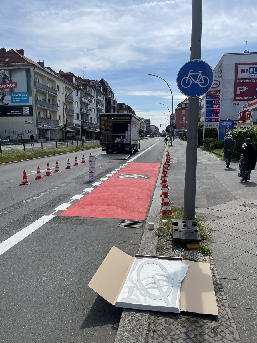 Making of #verkehrswende 🤩 Und wieder ein Stück sicherer Radweg für alle Menschen am #mdamm Es geht voran. Danke @BerlinTempSchbg @SaskiaEllenbeck #radnetzausrollen