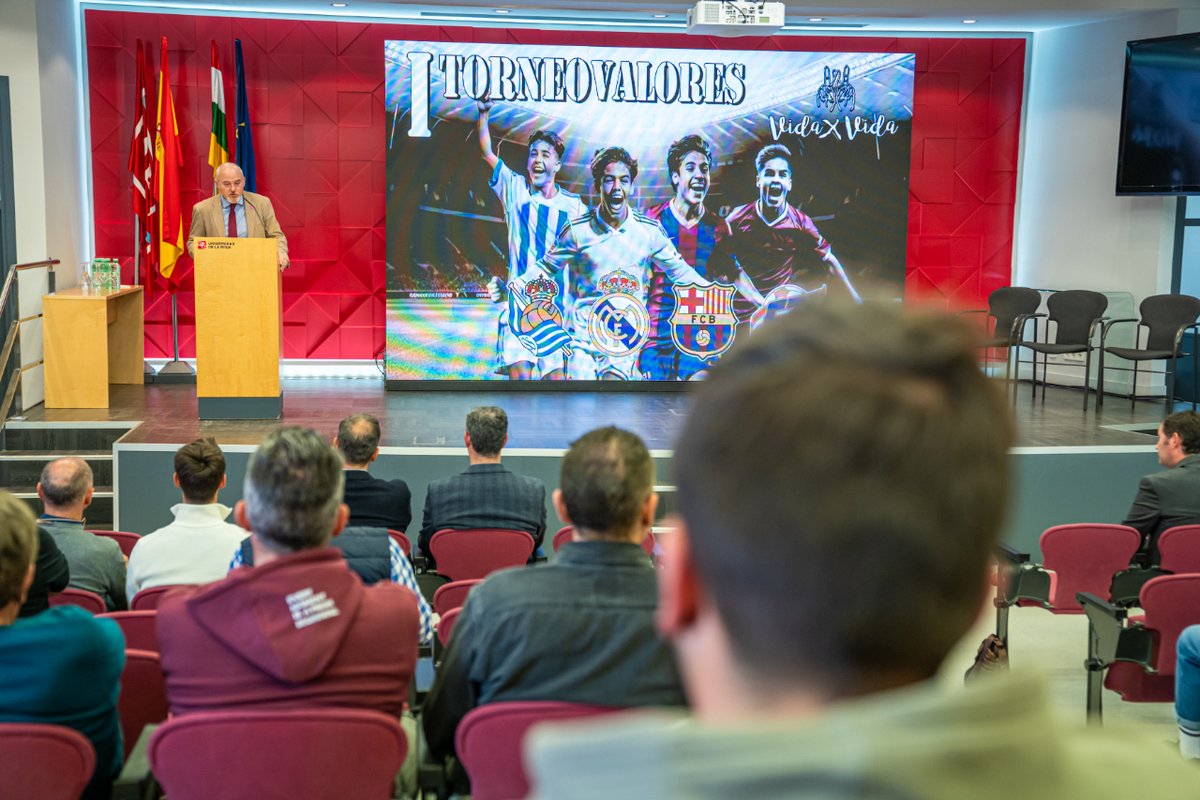 📸 El pasado viernes la UR acogió la jornada 'Los valores también juegan' para debatir sobre la importancia de la formación en valores a través del deporte desde edades tempranas. #vidaxvida @fedriojafutbol @torneovidaxvida