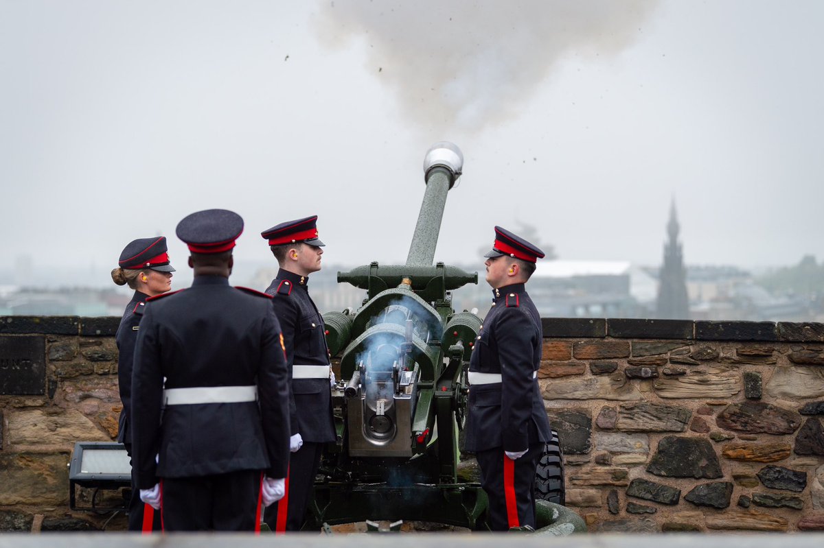 GofEC, Maj Gen @AlastairBruce_ of Crionaich OBE VR DL, reviewed today’s Royal Gun Salute at Edinburgh Castle, marking the Coronation of HM The King. Members of @12regtra fired the salute with music provided by Band SCOTS. In advance BKA Coy @The_SCOTS took up position as Castle