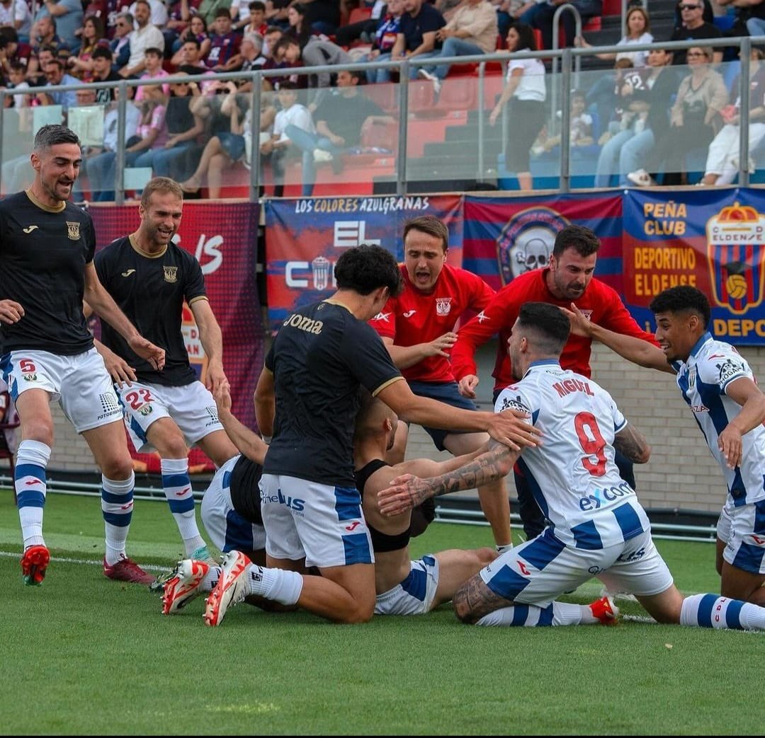 Ante las dificultades, la unión hace la fuerza. Ayer el equipo, volvió a demostrar que luchando, todo es posible. Quedan 4 finales y aquí estamos más unidos que nunca para hacerlo posible.
#SueñaLeganés