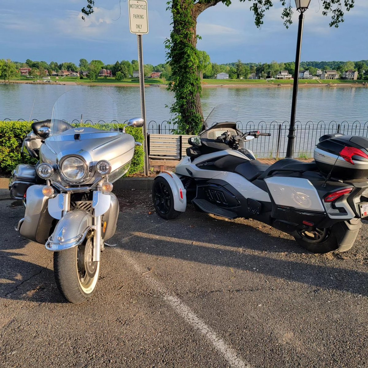 Went for an afternoon ride yesterday.  Ended up in Marietta - on threOhio River.  Had a great burger at the Lafayette Hotel.  Perfect weather.✌️ #OhioDestinations #bikelife #spyderlife #StreetIronGear